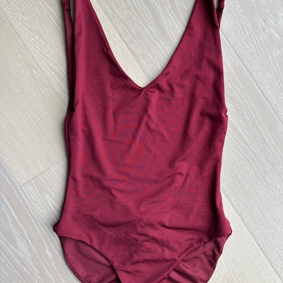 NEW LONDRE The Minimalist One Piece Swimsuit Size M Long in Pomegranate Dark Red - Picture 4 of 6